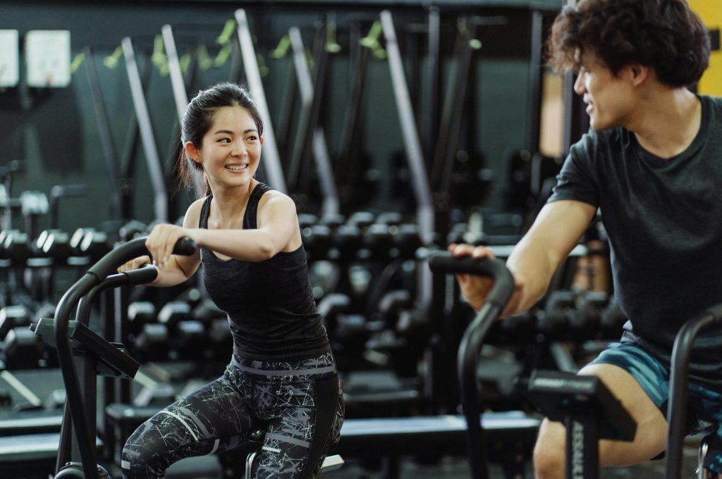 aerob edzés, zsírvesztés, couple elliptical trainers in a gym.