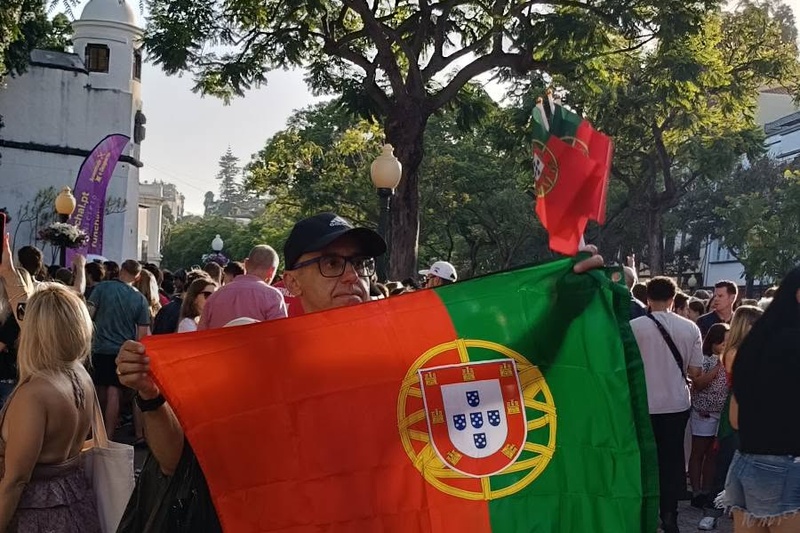 portugal zaszlos szurkolo fejtol 800x533