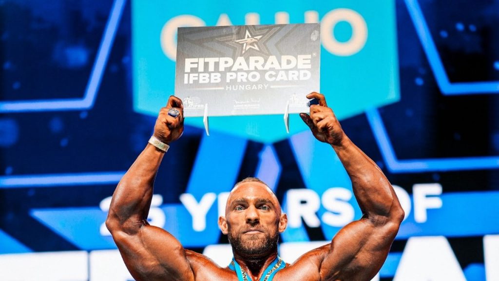 Szabó Tamás magasba emeli a Fitparádén nyert profi kártyáját